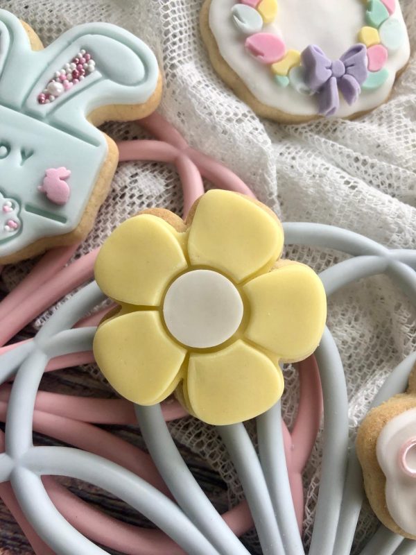 Mini Flower Cookie Cutter and Fondant Embosser Mini Flower Cookie Cutter and Fondant Embosser