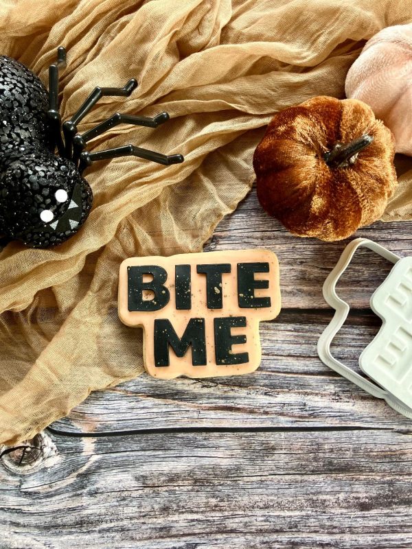 Bite Me Cookie Cutter & Fondant Stamp – Cheeky Halloween Embosser (8cm) “Bite Me” cookie cutter and fondant stamp set displayed on a Halloween-themed plate, 3D-printed from biodegradable food-safe PLA