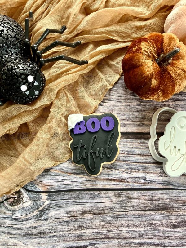 Bootiful Cookie Cutter & Fondant Stamp – Funny Halloween Bake (8cm) Bootiful cookie cutter and fondant stamp displayed on a pastel Halloween-themed plate, 3D-printed from biodegradable food-safe PLA