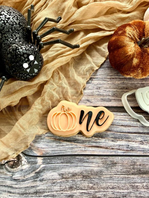 One Cookie Cutter & Fondant Stamp – Halloween First Birthday or Anniversary Embosser with Pumpkin “O” (8cm)