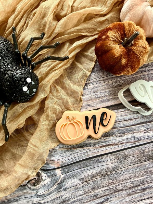 One Cookie Cutter & Fondant Stamp – Halloween First Birthday or Anniversary Embosser with Pumpkin “O” (8cm)
