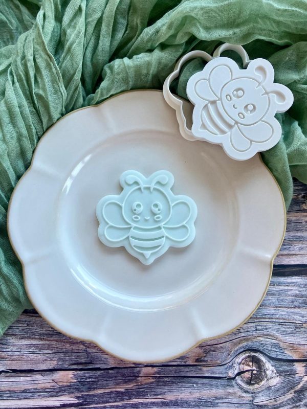 Bumble Bee Cookie Cutter and Fondant Embosser Bumble Bee Cookie Cutter and Fondant Embosser