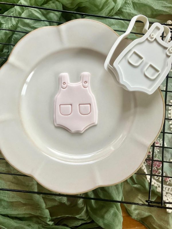 1 Baby Dungarees Cookie Cutter & Fondant Embosser β New Baby Design (8cm)