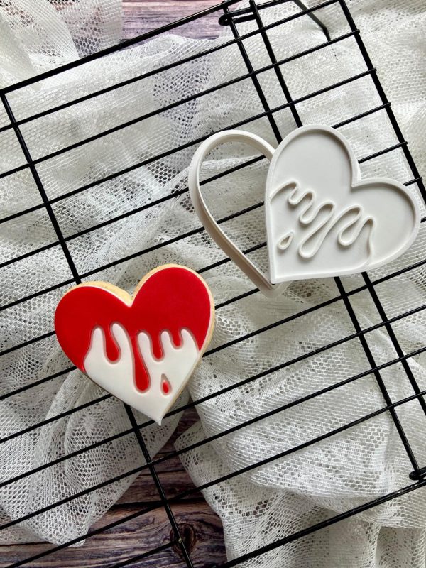 1 Bleeding Heart Cookie Cutter & Fondant Embosser β Vampire Halloween Design (8cm)