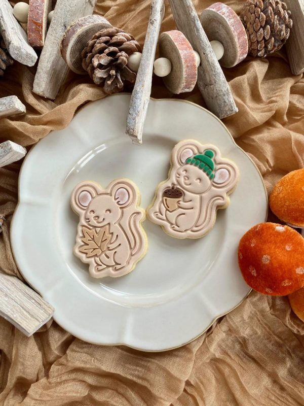 Mouse Holding an Acorn Cookie Cutter & Fondant Embosser – Autumn/Winter Design (8cm)