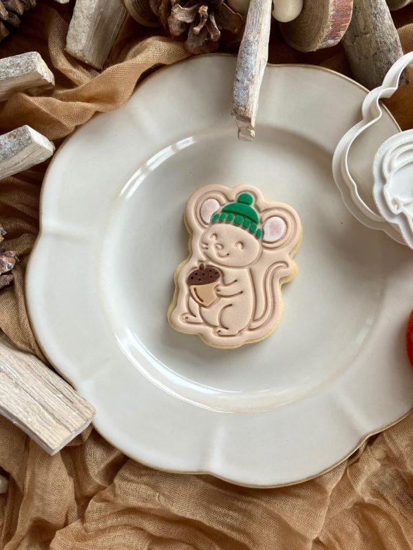 Mouse Holding an Acorn Cookie Cutter & Fondant Embosser – Autumn/Winter Design (8cm)