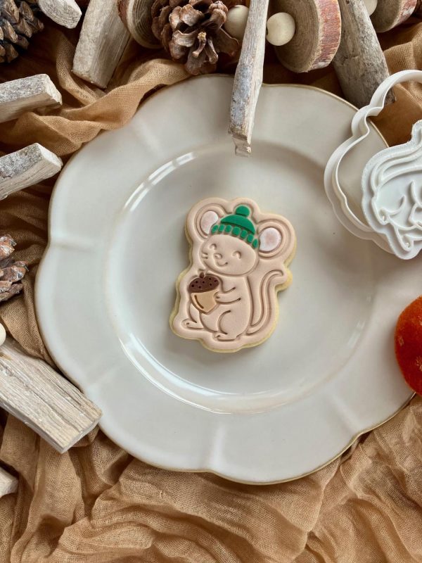 Mouse Holding an Acorn Cookie Cutter & Fondant Embosser – Autumn/Winter Design (8cm)