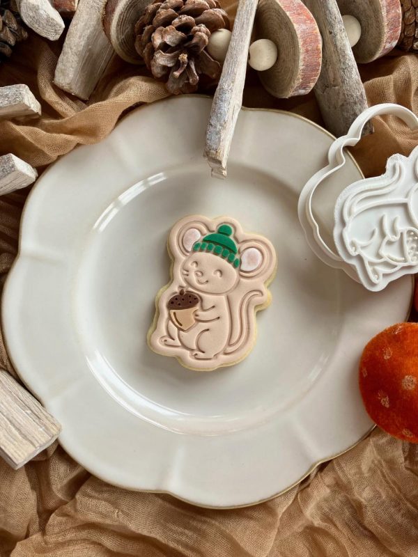 Mouse Holding an Acorn Cookie Cutter & Fondant Embosser – Autumn/Winter Design (8cm)