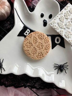 Square fondant embosser with embossed autumn leaf pattern – 7cm