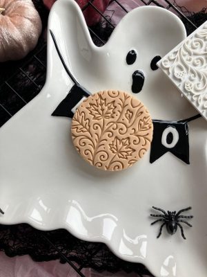 7cm square fondant embosser with repeating leaf and stem pattern