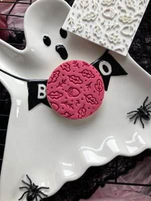 7cm square fondant embosser with leaf and acorn pattern