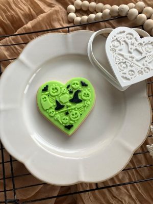 8cm heart-shaped fondant embosser and cookie cutter with embossed Halloween pattern