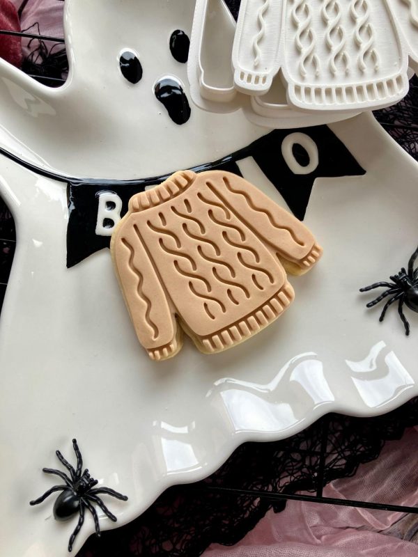 Cosy Sweater Cookie Cutter โ Chunky Knit Embosser (8cm) 8cm chunky sweater cookie cutter and fondant embosser with cosy knit detail