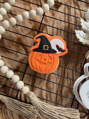 8cm cookie cutter and fondant embosser with pumpkin wearing a witch’s hat